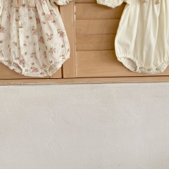 Baby Girl Square Collar Short-sleeved Bow-tie Pattern Onesies Wholesale