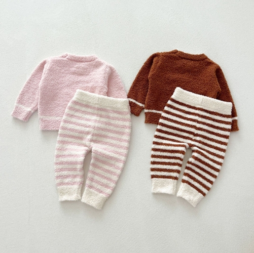 Sweet and Versatile Two-Piece Set: Round Neck Fleece Top and Pants for Baby Girls and Toddlers Wholesale